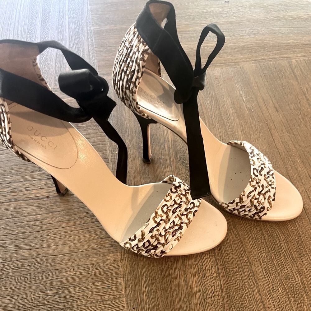Gucci Satin Heal size 8